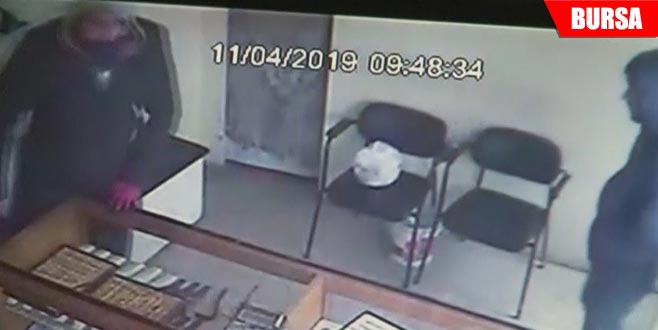 Kuyumcudan silahlı soygun! Yüzleri maskeli… Kuyumcudan silahlı soygun! Yüzleri maskeli…