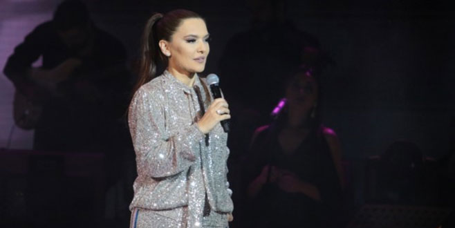 ‘Demet Akalın konuşarak şarkı söylüyor!’