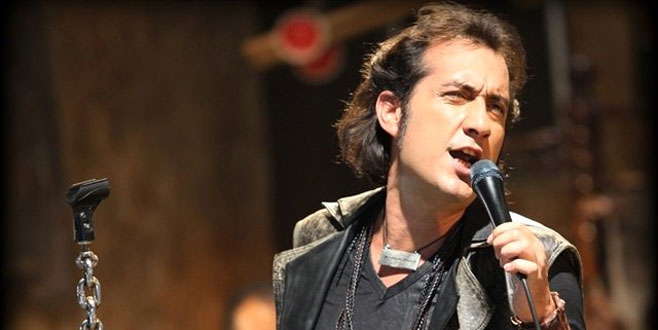 Ünlü şarkıcı ‘Türk yaşam şeklini darmaduman ediyor’ diyerek isyan etti