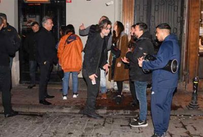 Gala yerine sokakta eğlendi