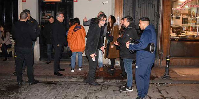 Gala yerine sokakta eğlendi