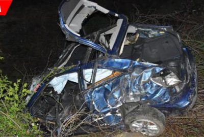 Dere yatağına yuvarlanan otomobil hurdaya döndü: 2 yaralı