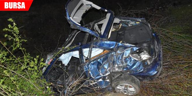 Dere yatağına yuvarlanan otomobil hurdaya döndü: 2 yaralı Dere yatağına yuvarlanan otomobil hurdaya döndü: 2 yaralı
