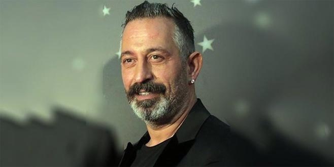 Cem Yılmaz’ın adı Almanya’da trafik levhasında!