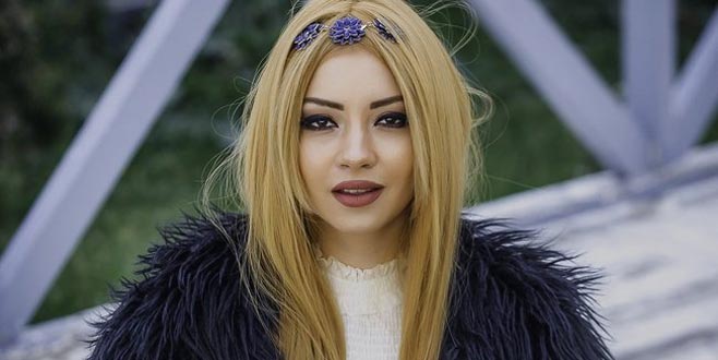 Şeffaf kıyafetiyle konsere damga vurdu