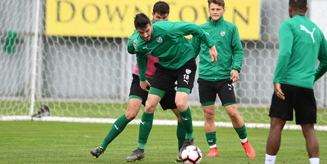 Biri sizi gözetliyor