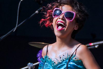 Sahne kıyafetlerini kendisi tasarlıyor