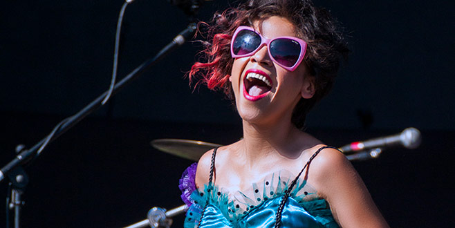 Sahne kıyafetlerini kendisi tasarlıyor