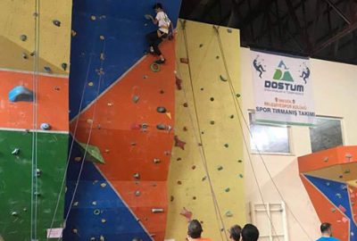 Öğrenciler düz duvara tırmandı