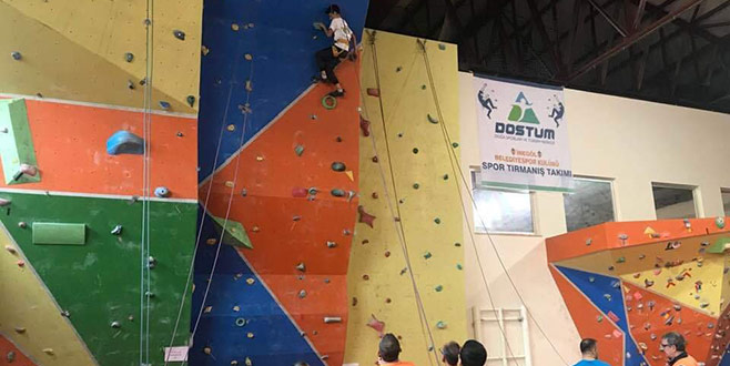 Öğrenciler düz duvara tırmandı Öğrenciler düz duvara tırmandı