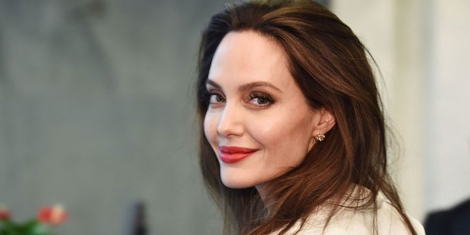 Angelina Jolie pes etti, soyadını değiştirdi!