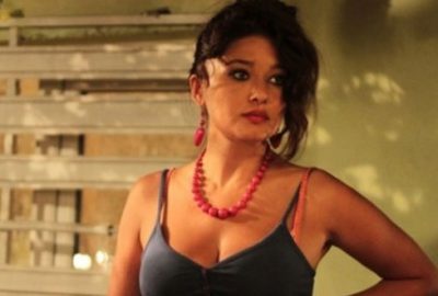 Sarı elbiseli fotoğrafıyla takipçilerini mest etti!