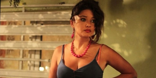 Sarı elbiseli fotoğrafıyla takipçilerini mest etti!