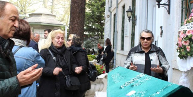 Usta sanatçı son yolculuğuna uğurlandı! Gözyaşları sel oldu