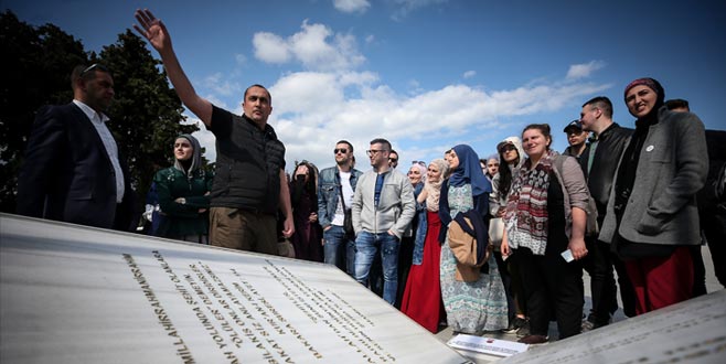 Boşnak gençler şehit dedelerinin mezarında