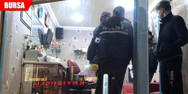 Saç tıraşı olurken, silahlı saldırıya uğradılar