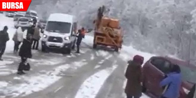 Sürücüler yollarda mahsur kaldı! Kar yağışı hayatı olumsuz etkiliyor
