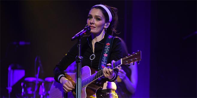 Nil sahnelere döndü