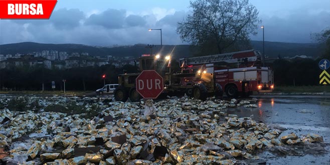 Zeytinyağı tenekeleri yola saçıldı Zeytinyağı tenekeleri yola saçıldı