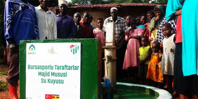 Bursaspor taraftarı Afrika’da ‘bir yudum su’ oldu