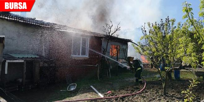 Çıkan yangında iki ev kullanılamaz hale geldi