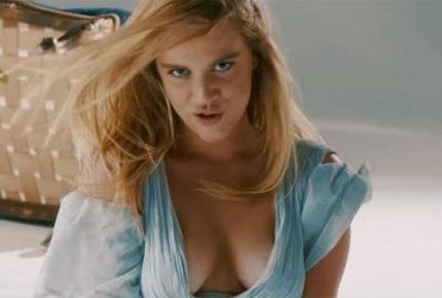 Bornozuyla verdiği poz gündem yarattı!