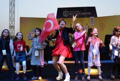 Engelli çocuklar için söyledi