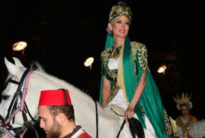 Ünlü oyuncu kına gecesine atla geldi