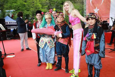 Dünya çocukları için sahnede