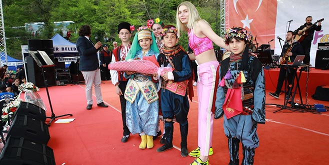 Dünya çocukları için sahnede