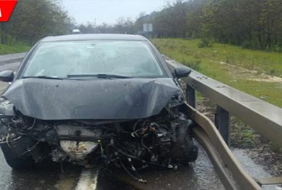 Otomobil bariyerlere çarptı: 2 yaralı