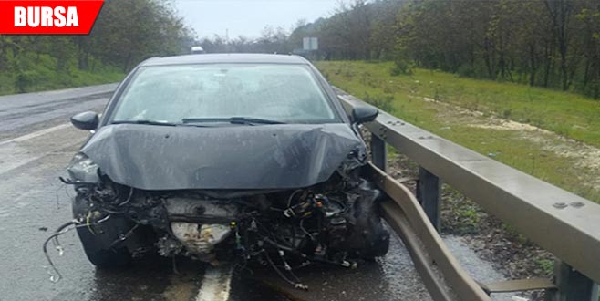 Otomobil bariyerlere çarptı: 2 yaralı