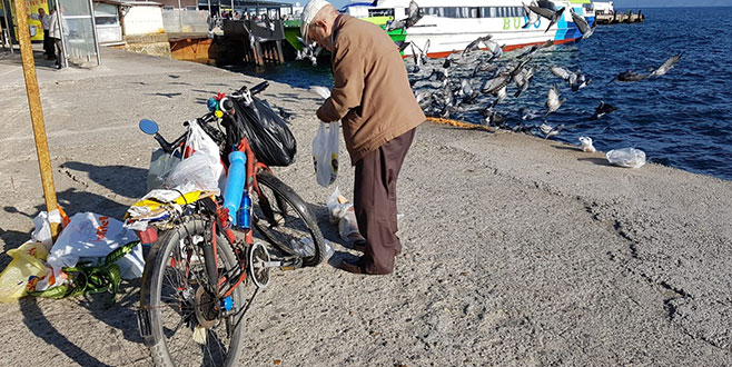 Hayvanlar onun yolunu gözlüyor