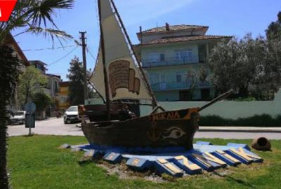 İlçenin simgesi tekne tahrip edildi, çapaları çalındı