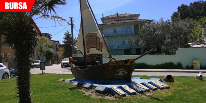 İlçenin simgesi tekne tahrip edildi, çapaları çalındı İlçenin simgesi tekne tahrip edildi, çapaları çalındı