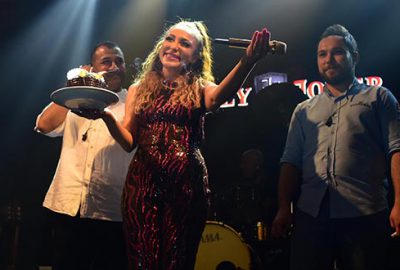 Bursa sahnesinde doğum günü sürprizi