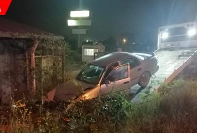 Kontrolden çıkan araç bekçi kulübesine çarptı