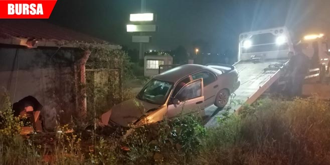 Kontrolden çıkan araç bekçi kulübesine çarptı