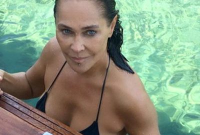 Püsküllü tenis kıyafetiyle turnuvaya damga vurdu