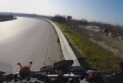 Motosiklet sürücüsünün ölümden döndüğü anlar kamerada