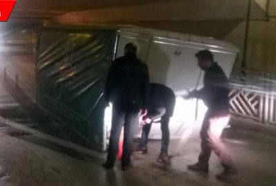 Alt geçide takılan kamyonetin kasası yolu kapattı