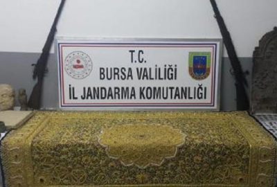 ‘Altın ve yakut işlemeli halı’ya müşteri ararken yakalandılar
