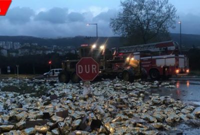 Tankere çarpan otomobil hurdaya döndü