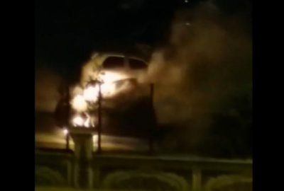 Park halindeki otomobil alev alev yandı