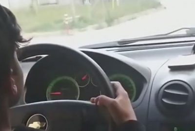 Bari sen yapma! Sürücü kursu sahibi küçük çocuğu direksiyona oturttu