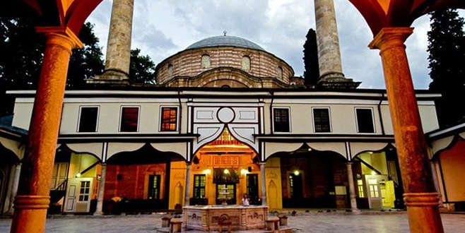 Padişah kellesini istediği Emir Sultan’ı karşısında görünce ağlayarak boynuna sarıldı Padişah kellesini istediği Emir Sultan’ı karşısında görünce ağlayarak boynuna sarıldı