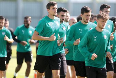 Timsah gözünü karattı