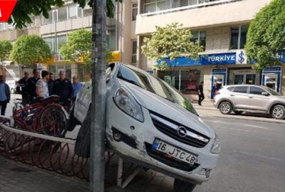 Kontrolü kaybeden araç kaza yaptı