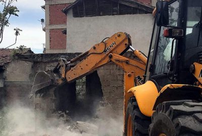 Yenişehir’de metruk binalar yıkılıyor