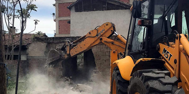 Yenişehir’de metruk binalar yıkılıyor